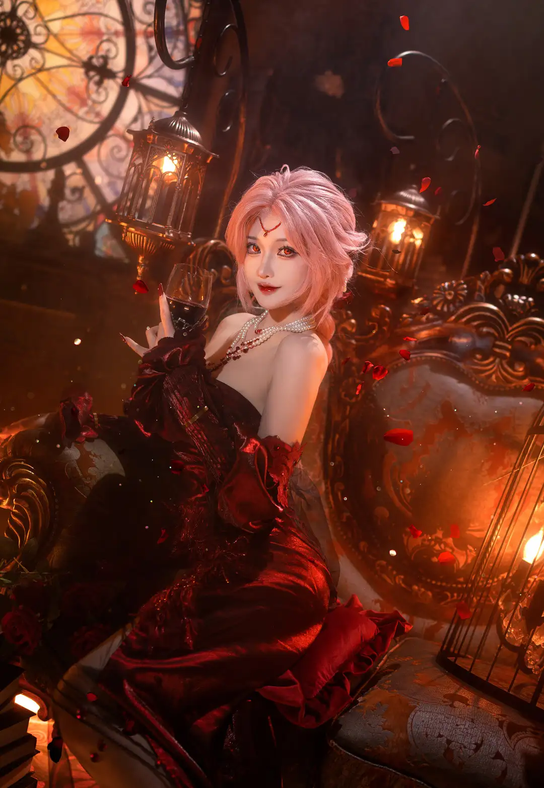 露兒大魔王 红色长礼服持杯 人像 露兒大魔王 红色长礼服持杯 人像