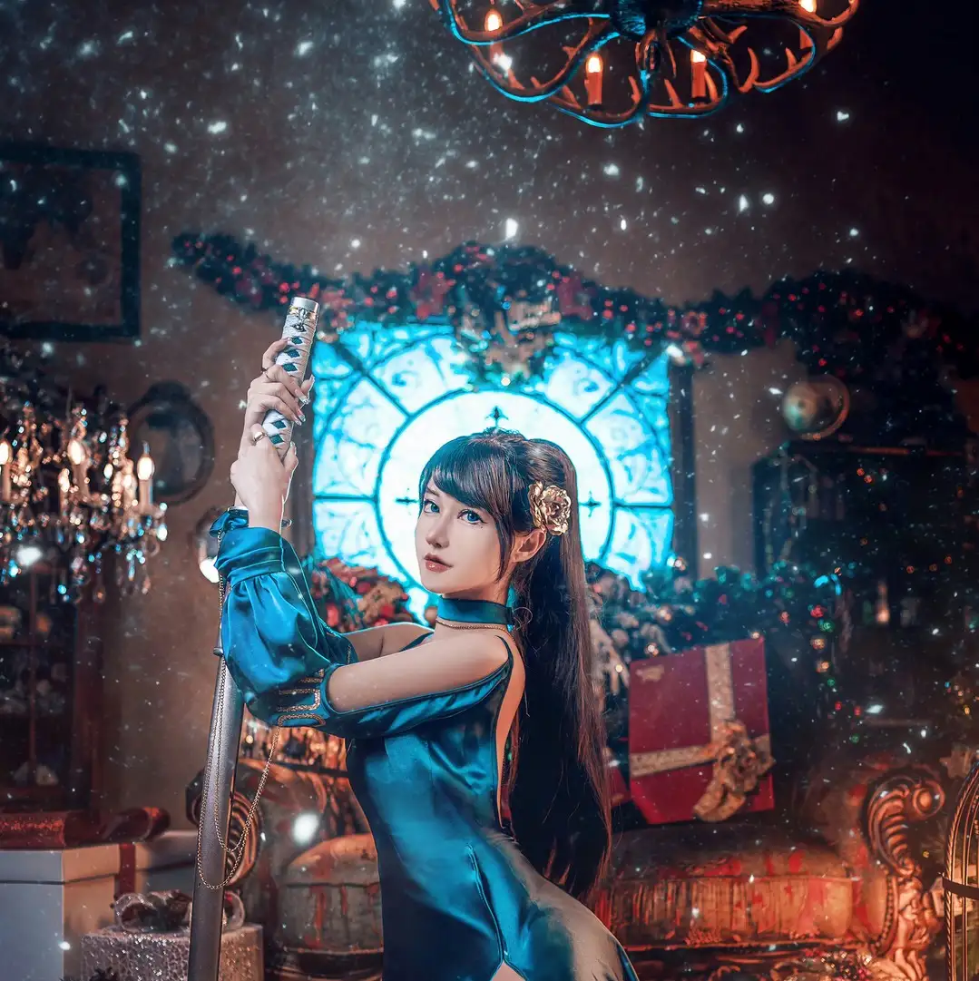 露兒大魔王 蓝色角色服持剑 半身照 露兒大魔王 蓝色角色服持剑 半身照