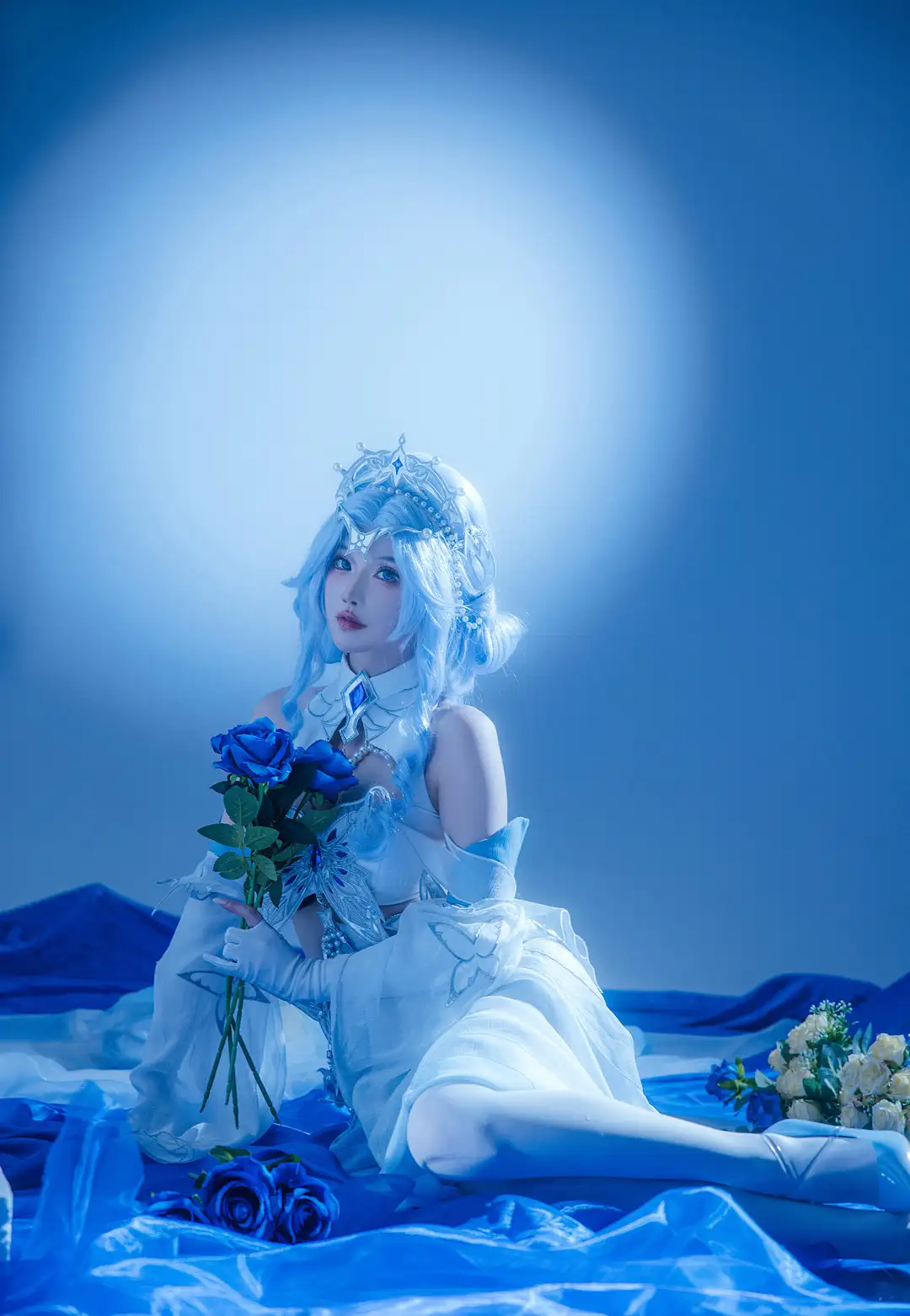 露兒大魔王 蓝白礼服持花 坐姿 露兒大魔王 蓝白礼服持花 坐姿