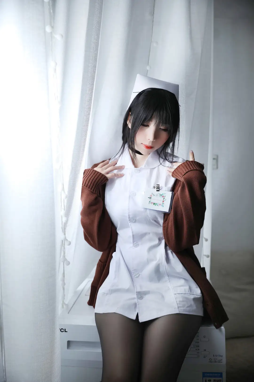 鹿野希戴白色帽子穿白色纽扣上衣与棕色开衫站在窗边 鹿野希戴白色帽子穿白色纽扣上衣与棕色开衫站在窗边