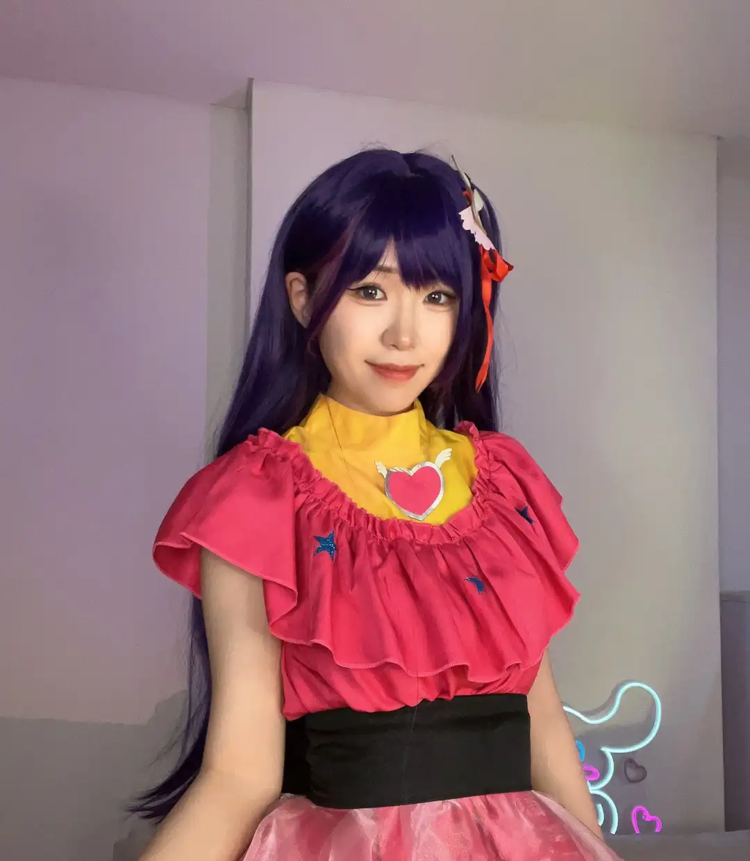 Meriol Chan 深紫长发星形发饰配粉红荷叶边偶像服与黄色高领 霓虹灯房间半身