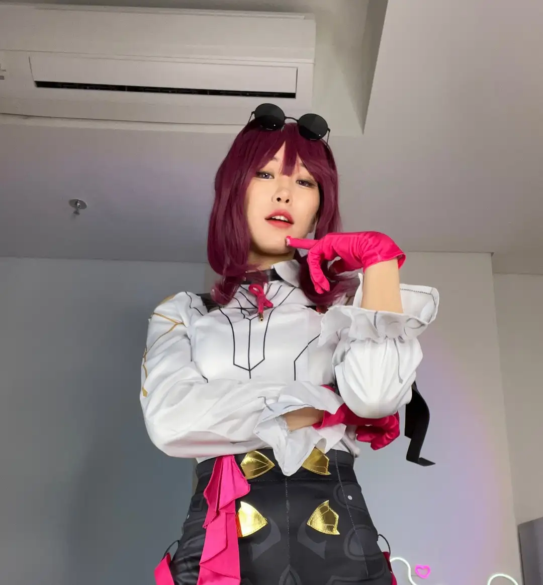 Meriol Chan 酒红短发头顶墨镜配白色衬衫与粉色手套 仰拍托腮