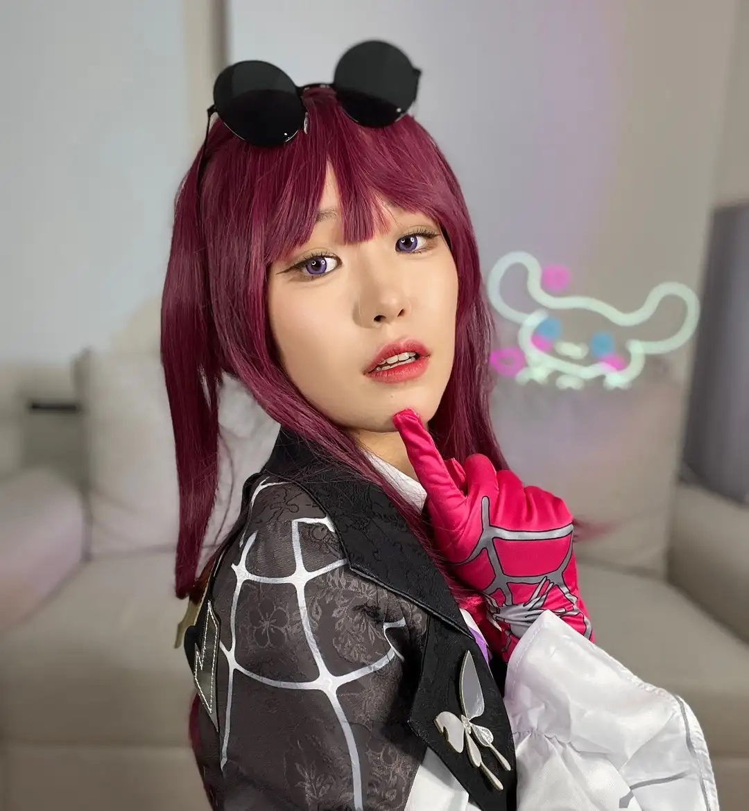 Meriol Chan 酒红短发配黑色蛛网纹外套与粉色手套 客厅背景近景