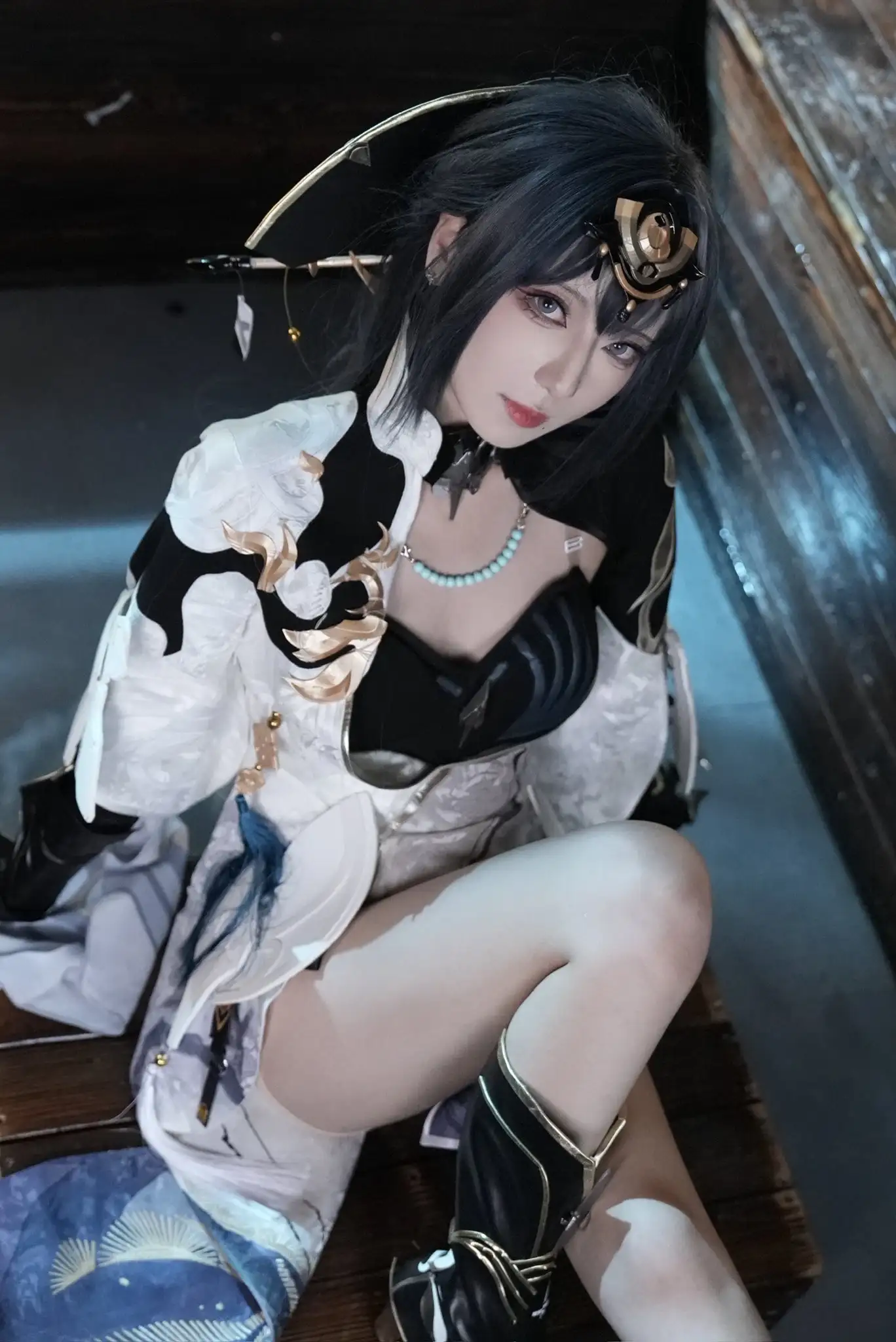 弥音音ww 黑白金绣花服饰 高角度坐姿写真 弥音音ww 黑白金绣花服饰 高角度坐姿写真