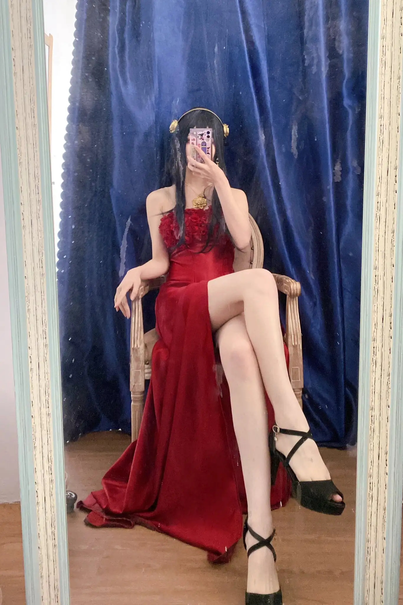 弥音音ww 深红丝绒礼服 镜前木椅写真 弥音音ww 深红丝绒礼服 镜前木椅写真