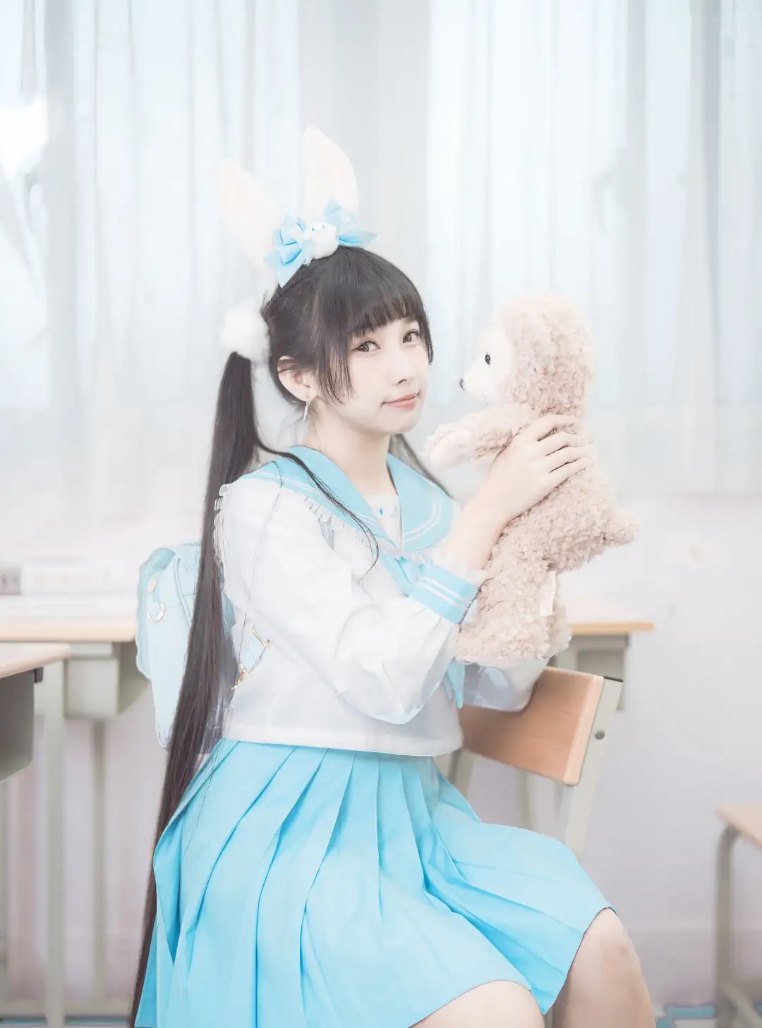 慕慕黑色长发配兔耳和蓝白制服,在课桌旁抱玩偶 慕慕黑色长发配兔耳和蓝白制服,在课桌旁抱玩偶