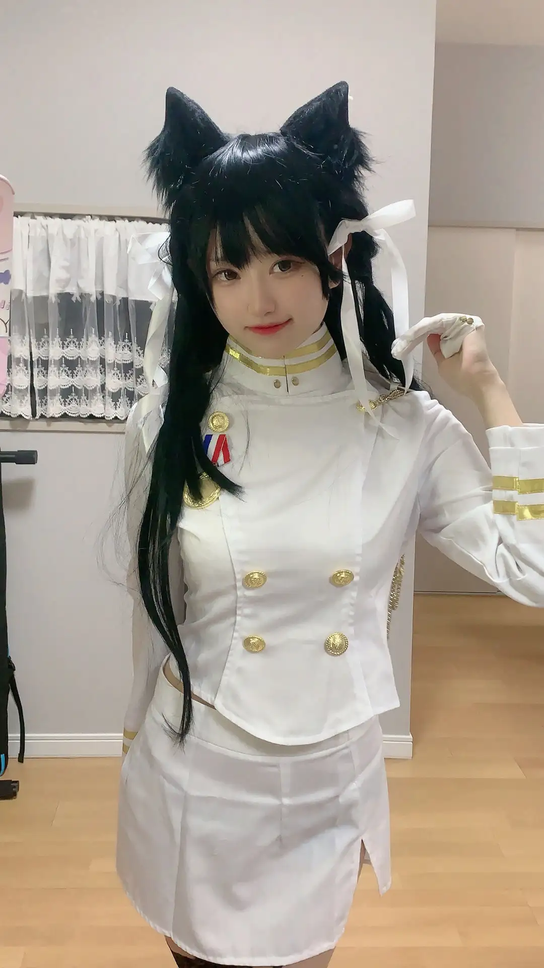 千阳(ちよ) 黑长发犬耳配白色丝带与白色军装外套 白色短裙,室内举手机自拍 千阳(ちよ) 黑长发犬耳配白色丝带与白色军装外套 白色短裙,室内举手机自拍