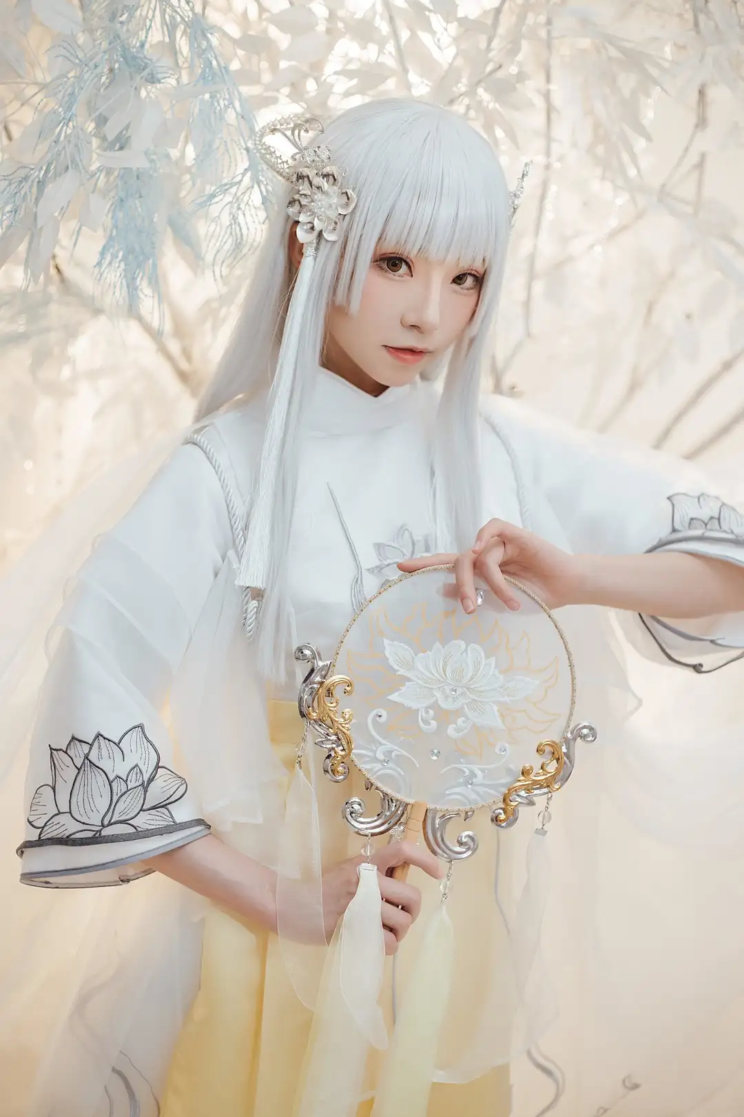 绮太郎白色古风角色服手持团扇 绮太郎白色古风角色服手持团扇