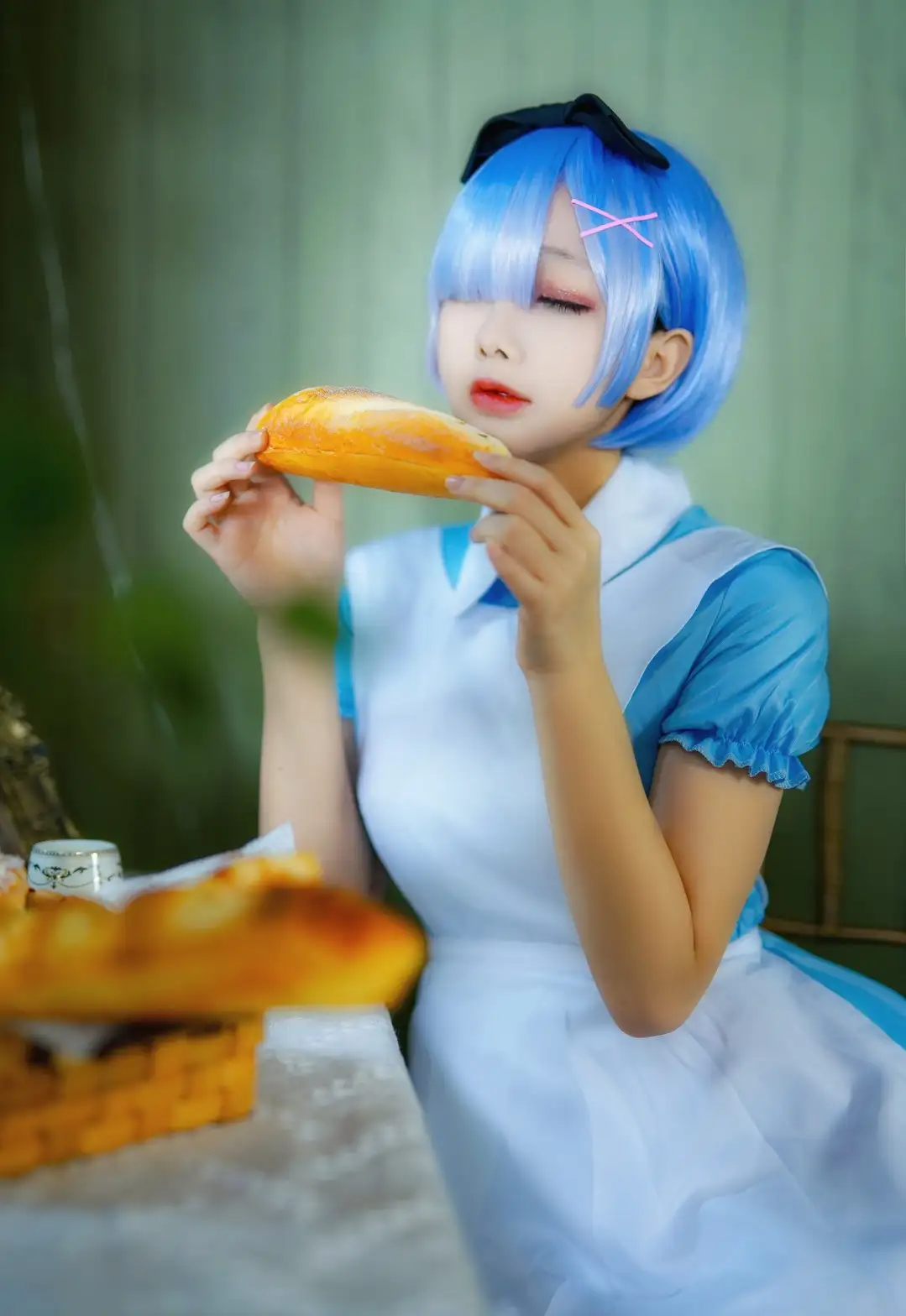 日奈娇 蓝发女仆装 闭眼持面包写真 日奈娇 蓝发女仆装 闭眼持面包写真