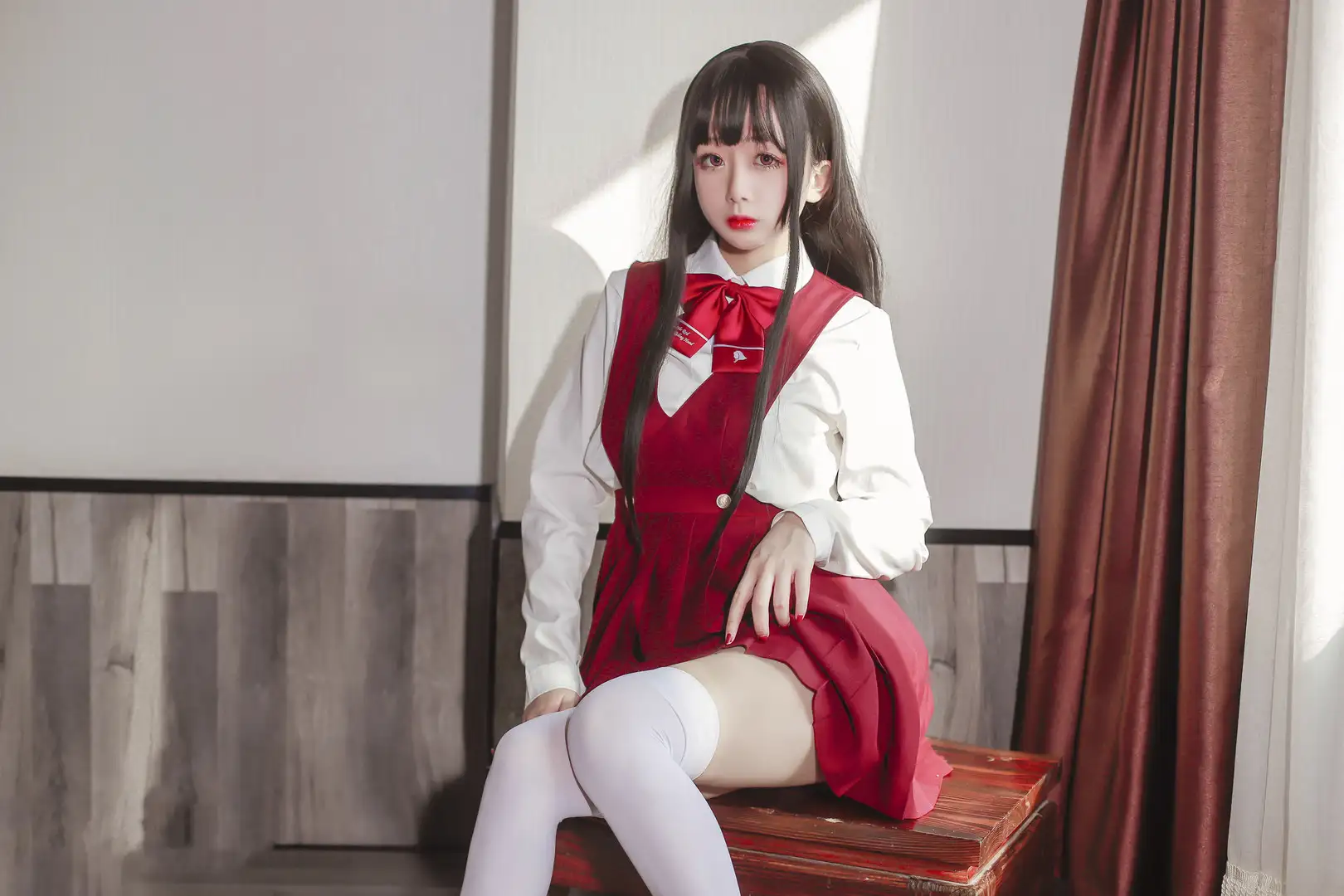 日奈娇 红背带裙白衬衫 木箱坐姿写真 日奈娇 红背带裙白衬衫 木箱坐姿写真