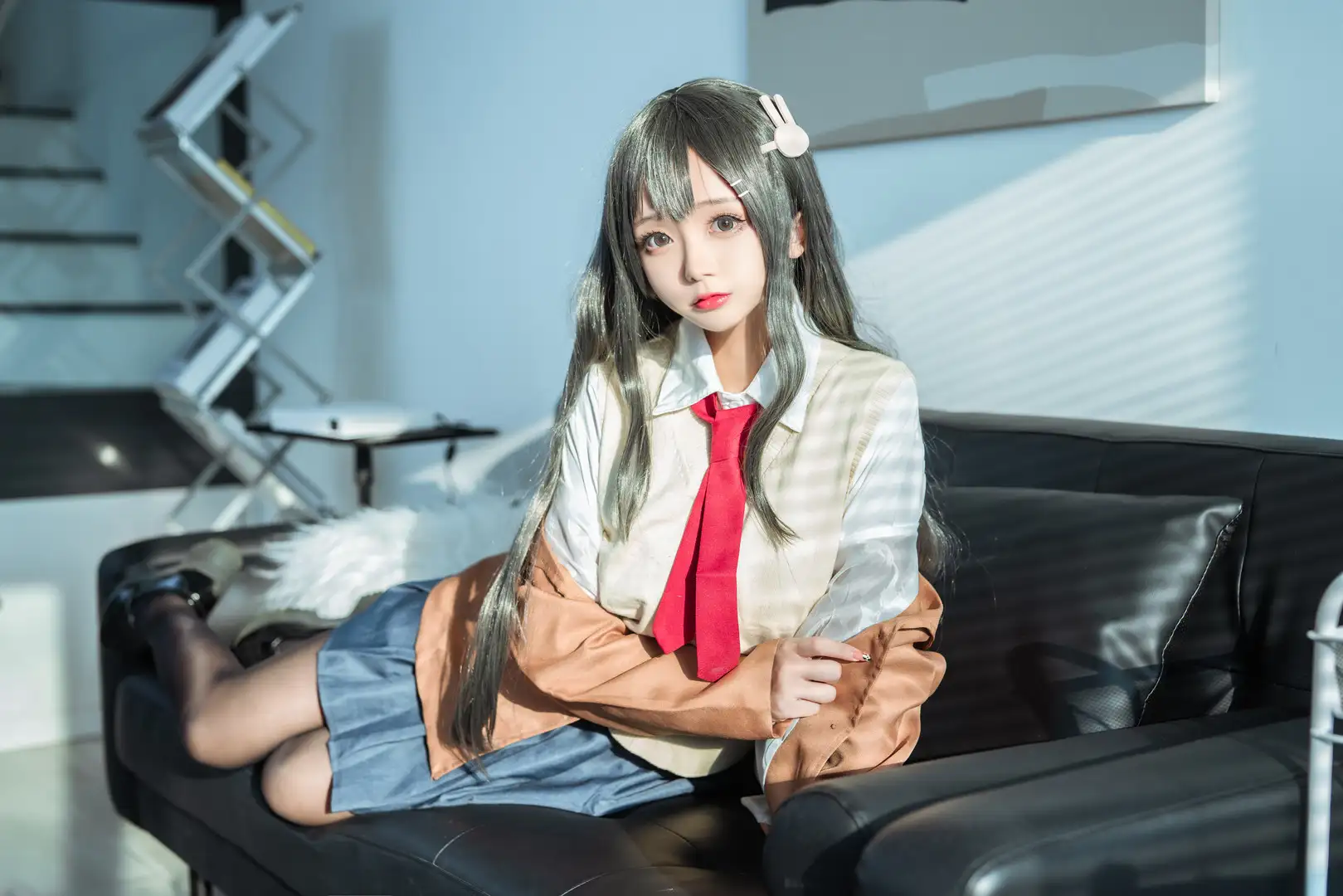 日奈娇 米色毛衣校服 黑沙发写真 日奈娇 米色毛衣校服 黑沙发写真