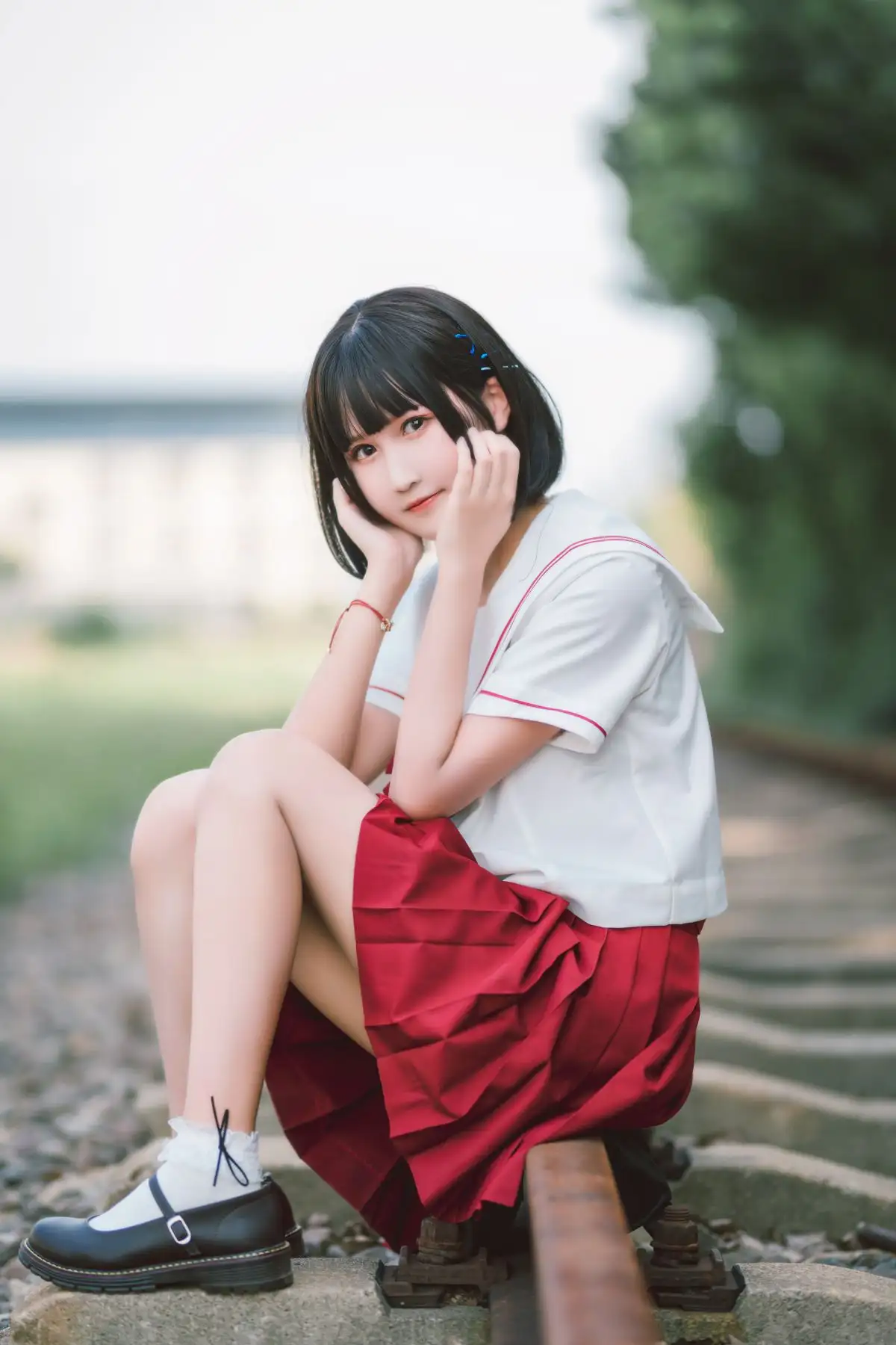 三度69黑色短发白红制服户外并腿侧坐 三度69黑色短发白红制服户外并腿侧坐