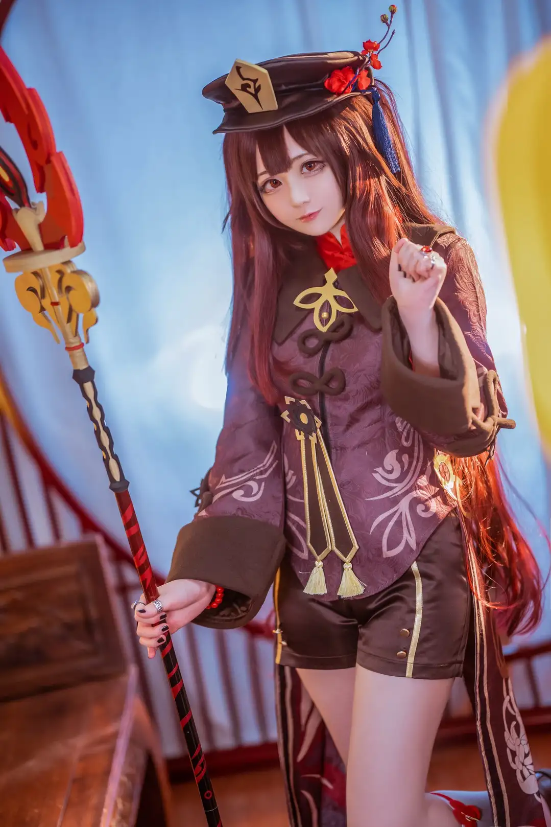 Sayako棕发帽饰与深色角色服,手持长柄道具 Sayako棕发帽饰与深色角色服,手持长柄道具