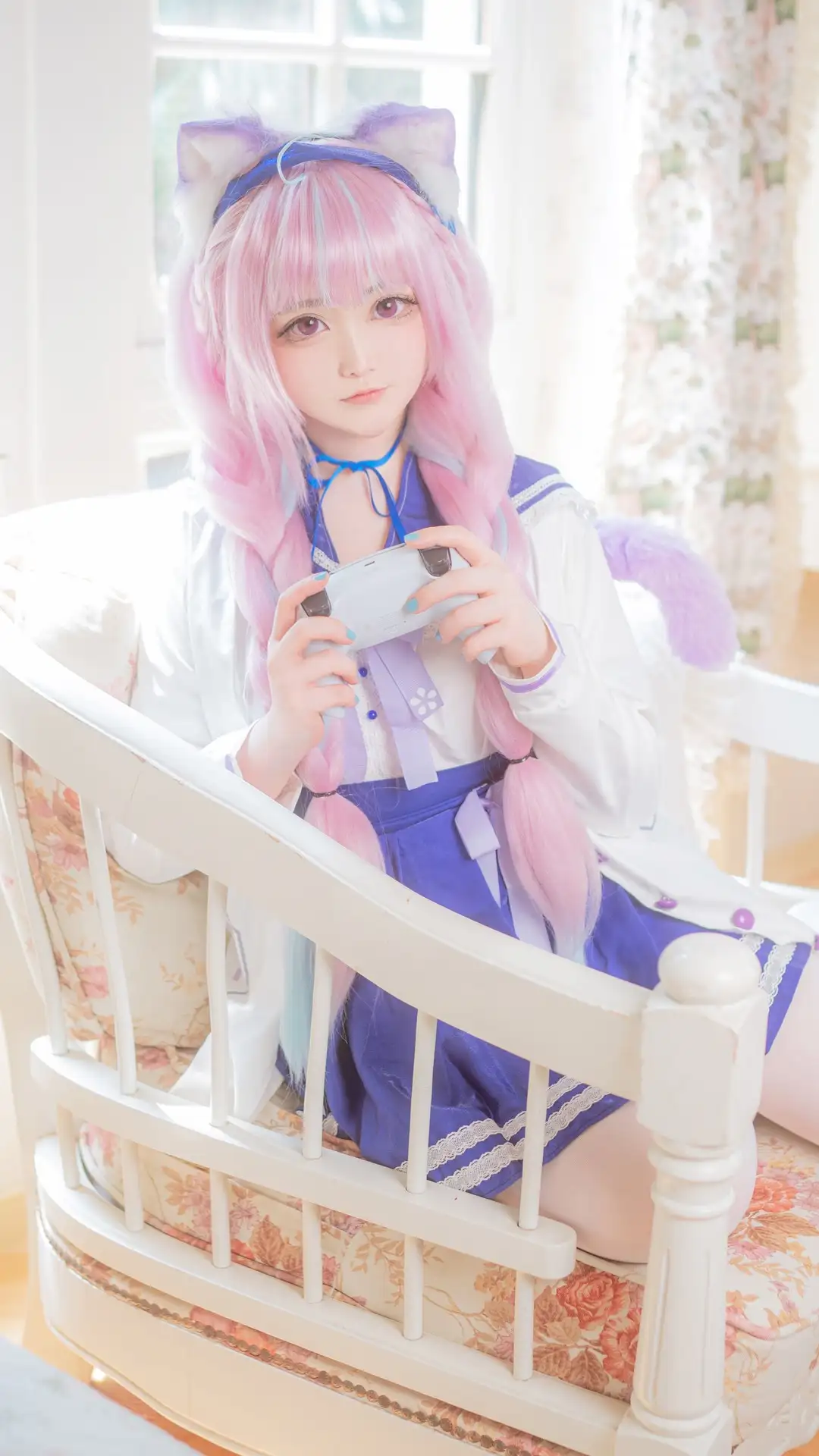 Sayako粉色辫发猫耳与蓝白制服,坐白椅手持游戏机 Sayako粉色辫发猫耳与蓝白制服,坐白椅手持游戏机