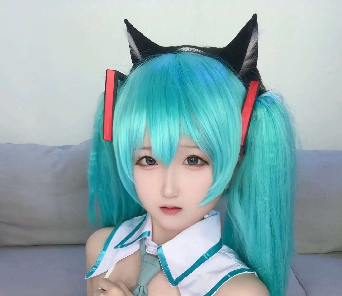 麦麦青色双马尾猫耳白色领口面部近景 麦麦青色双马尾猫耳白色领口面部近景