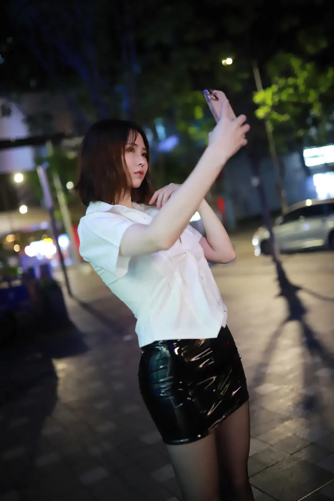 上杉绘梨落 棕色短发配白色短袖衬衫与黑色漆皮包臀裙 夜晚街头举手机自拍 上杉绘梨落 棕色短发配白色短袖衬衫与黑色漆皮包臀裙 夜晚街头举手机自拍