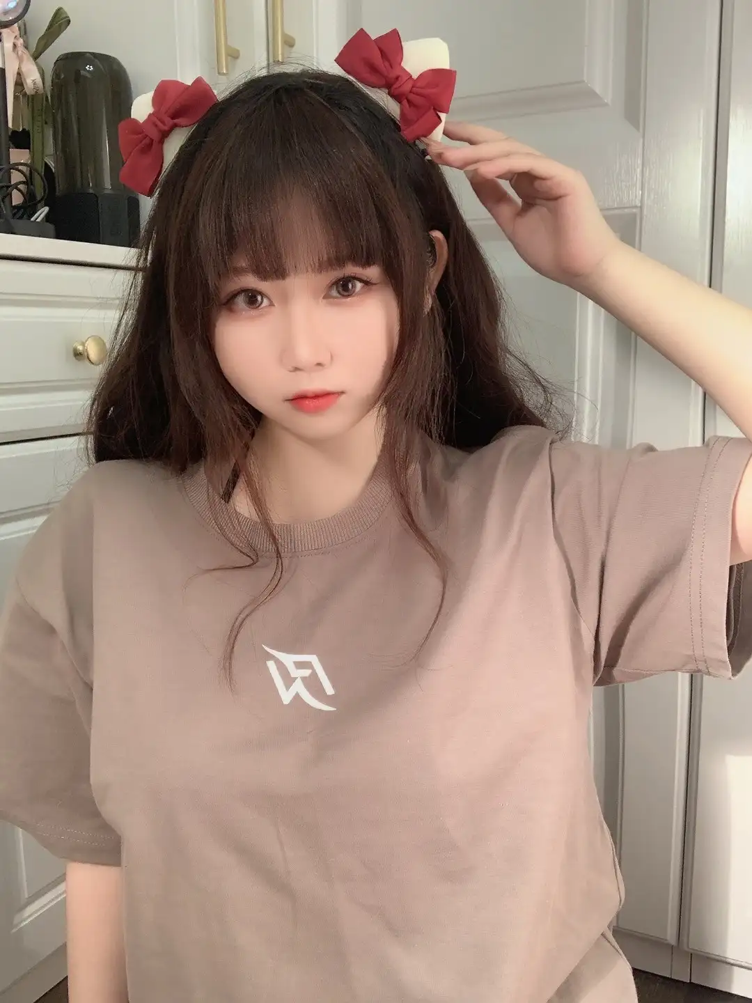 棕色宽松上衣与发饰,面部及上半身肖像 棕色宽松上衣与发饰,面部及上半身肖像