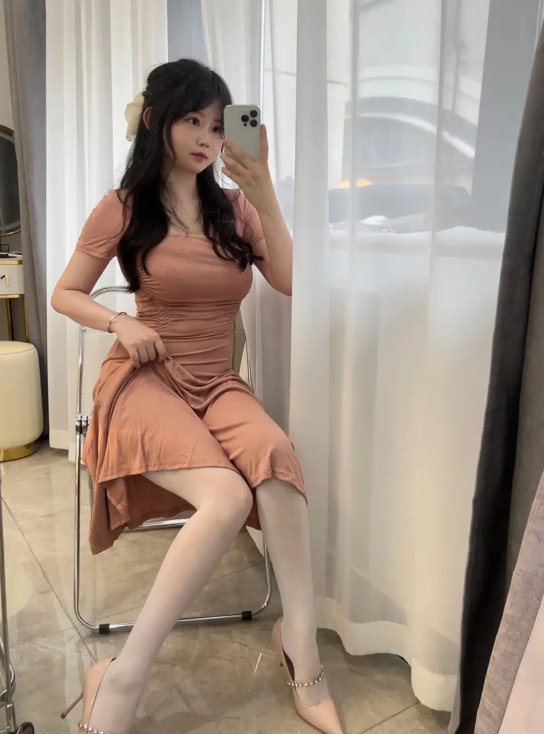 桃色连衣裙与浅色长袜,窗边坐姿镜面自拍 桃色连衣裙与浅色长袜,窗边坐姿镜面自拍