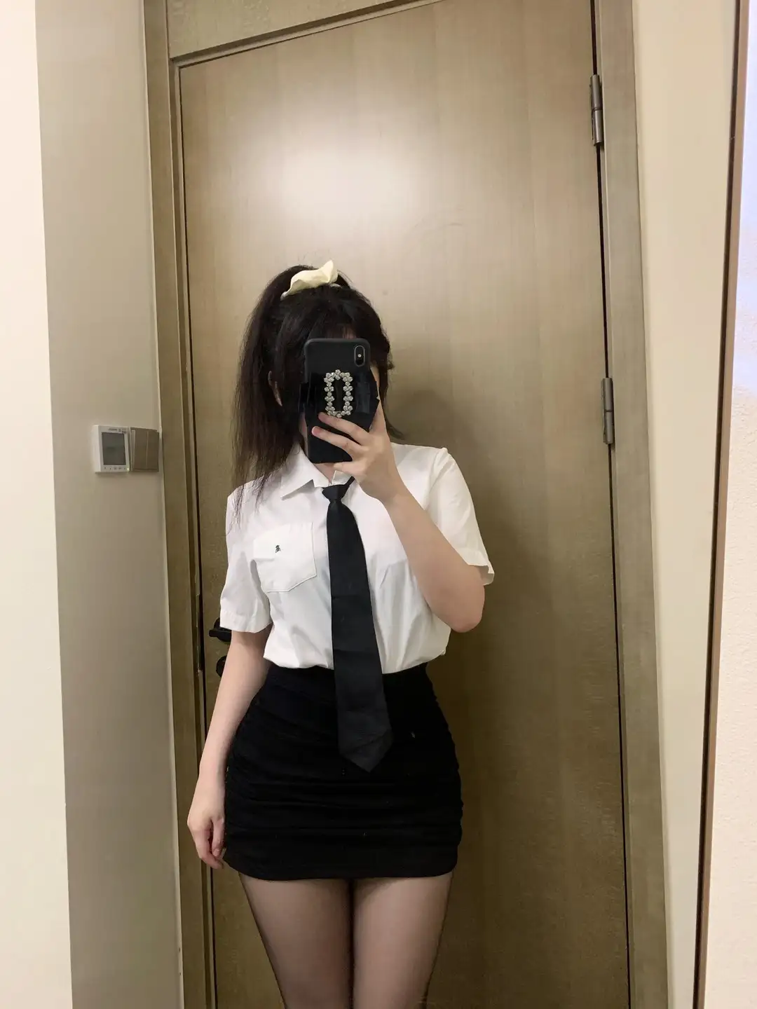 白衬衫黑领带与黑裙,并腿站姿自拍 白衬衫黑领带与黑裙,并腿站姿自拍