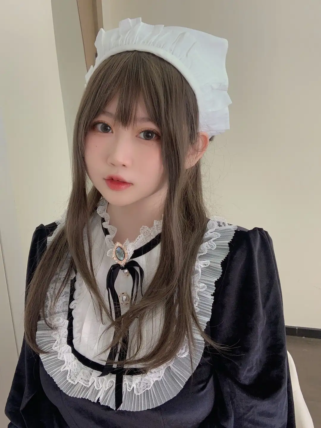 黑白女仆服与蕾丝头饰,上半身肖像 黑白女仆服与蕾丝头饰,上半身肖像