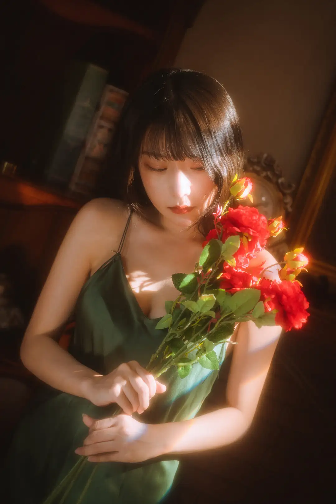 香草喵露露绿色吊带裙持花人像 香草喵露露绿色吊带裙持花人像