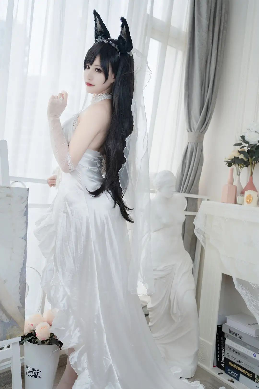 小仓千代黑色长发配兽耳与头纱,穿白色礼服在窗前侧身 小仓千代黑色长发配兽耳与头纱,穿白色礼服在窗前侧身