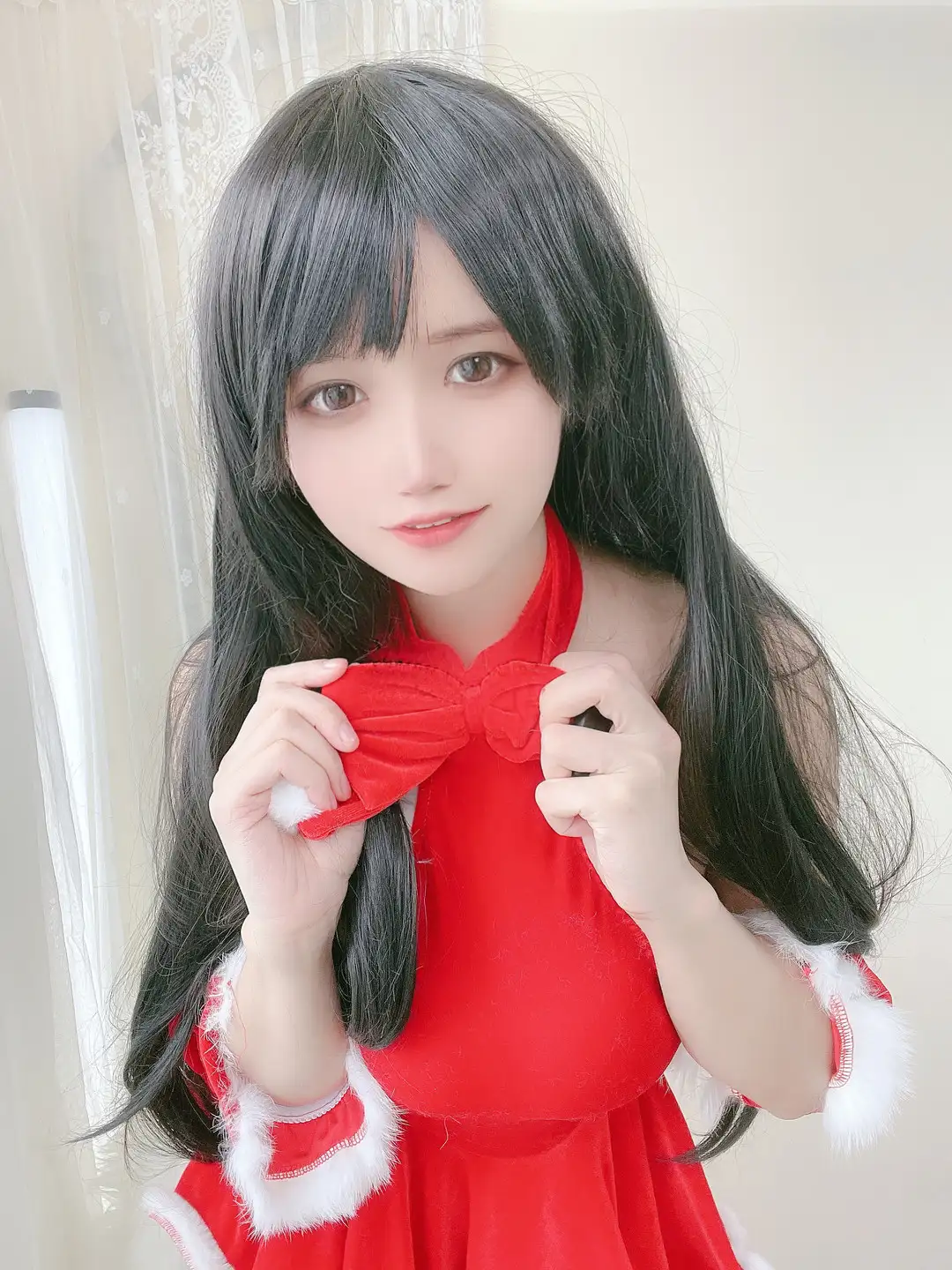 小仓千代黑色长发配红色裙装,双手扶着领前蝴蝶结 小仓千代黑色长发配红色裙装,双手扶着领前蝴蝶结