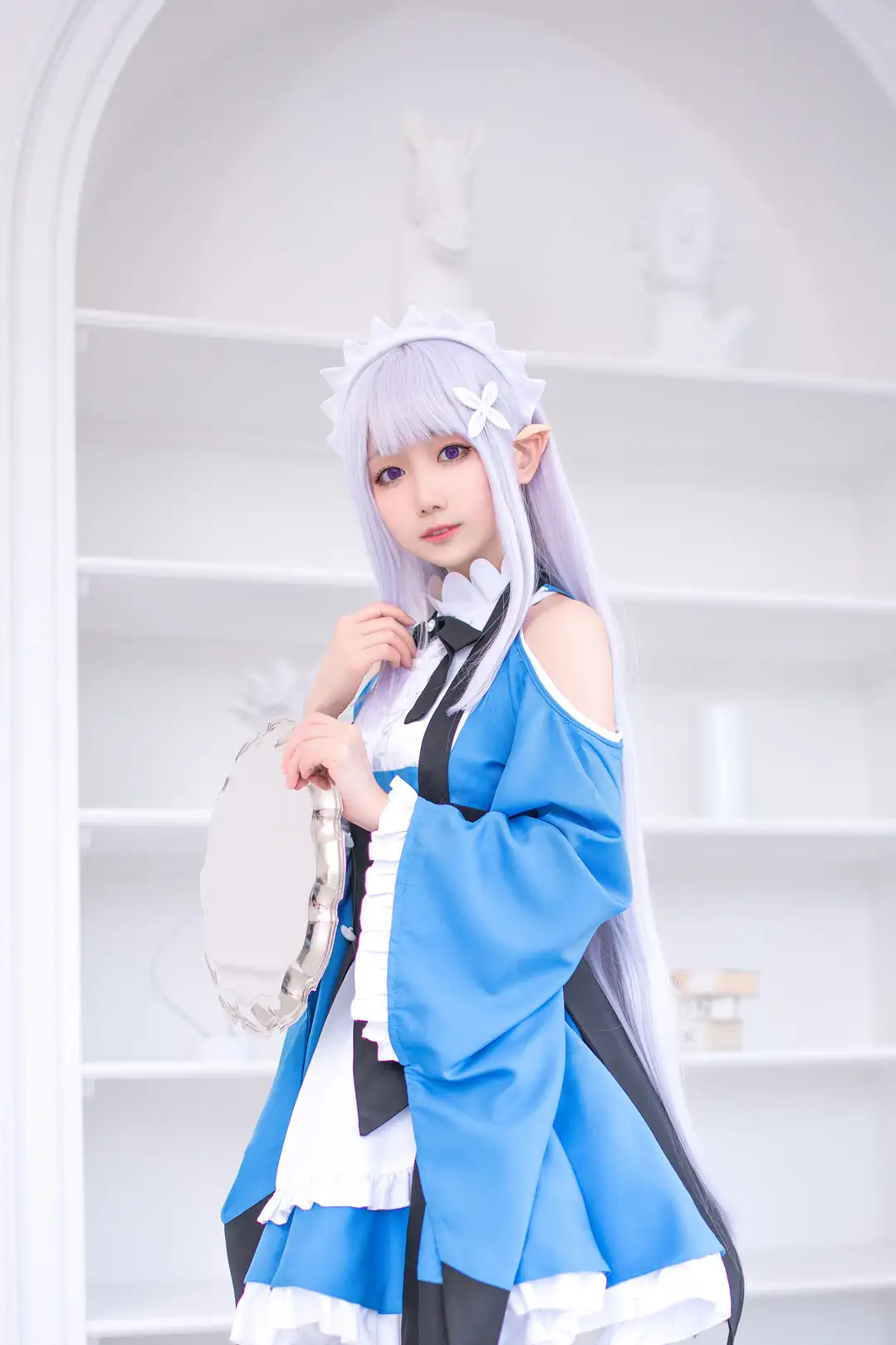 小木曾AYA 银发精灵耳配白色花饰与蓝色露肩和风女仆服 手端银色托盘,白色书柜布景 小木曾AYA 银发精灵耳配白色花饰与蓝色露肩和风女仆服 手端银色托盘,白色书柜布景