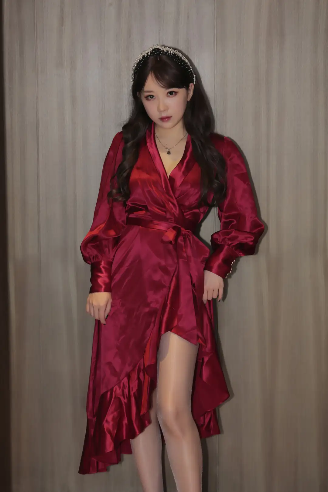 小女巫露娜 酒红缎面长袖连衣裙 木纹墙前写真 小女巫露娜 酒红缎面长袖连衣裙 木纹墙前写真