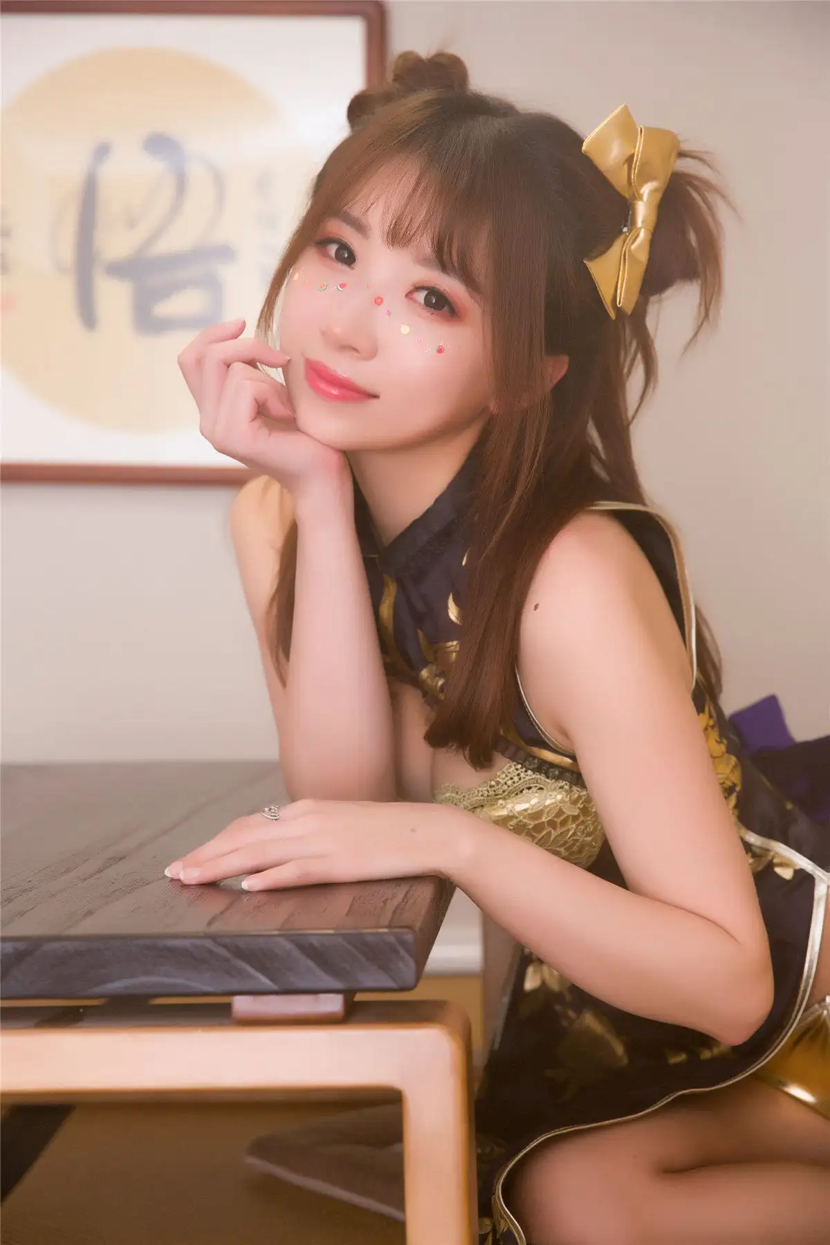 小女巫露娜 黑金无袖衣装 金色蝴蝶结亮片写真 小女巫露娜 黑金无袖衣装 金色蝴蝶结亮片写真