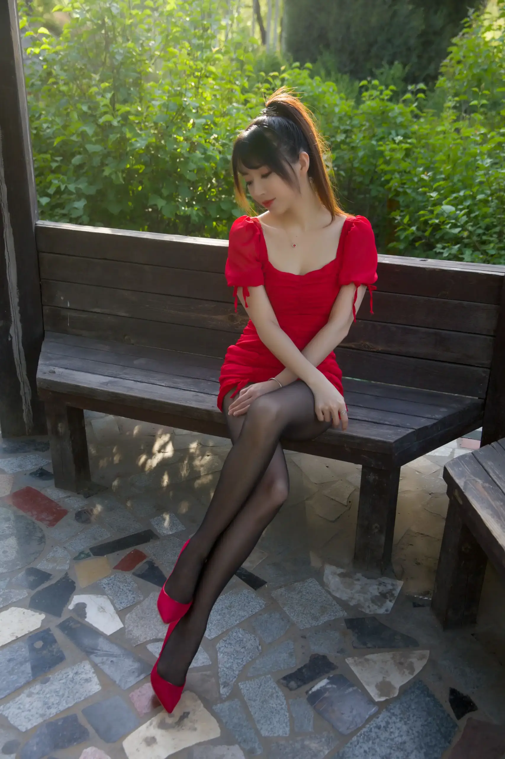 小女巫露娜 红色泡泡袖短裙 木长椅绿叶写真 小女巫露娜 红色泡泡袖短裙 木长椅绿叶写真