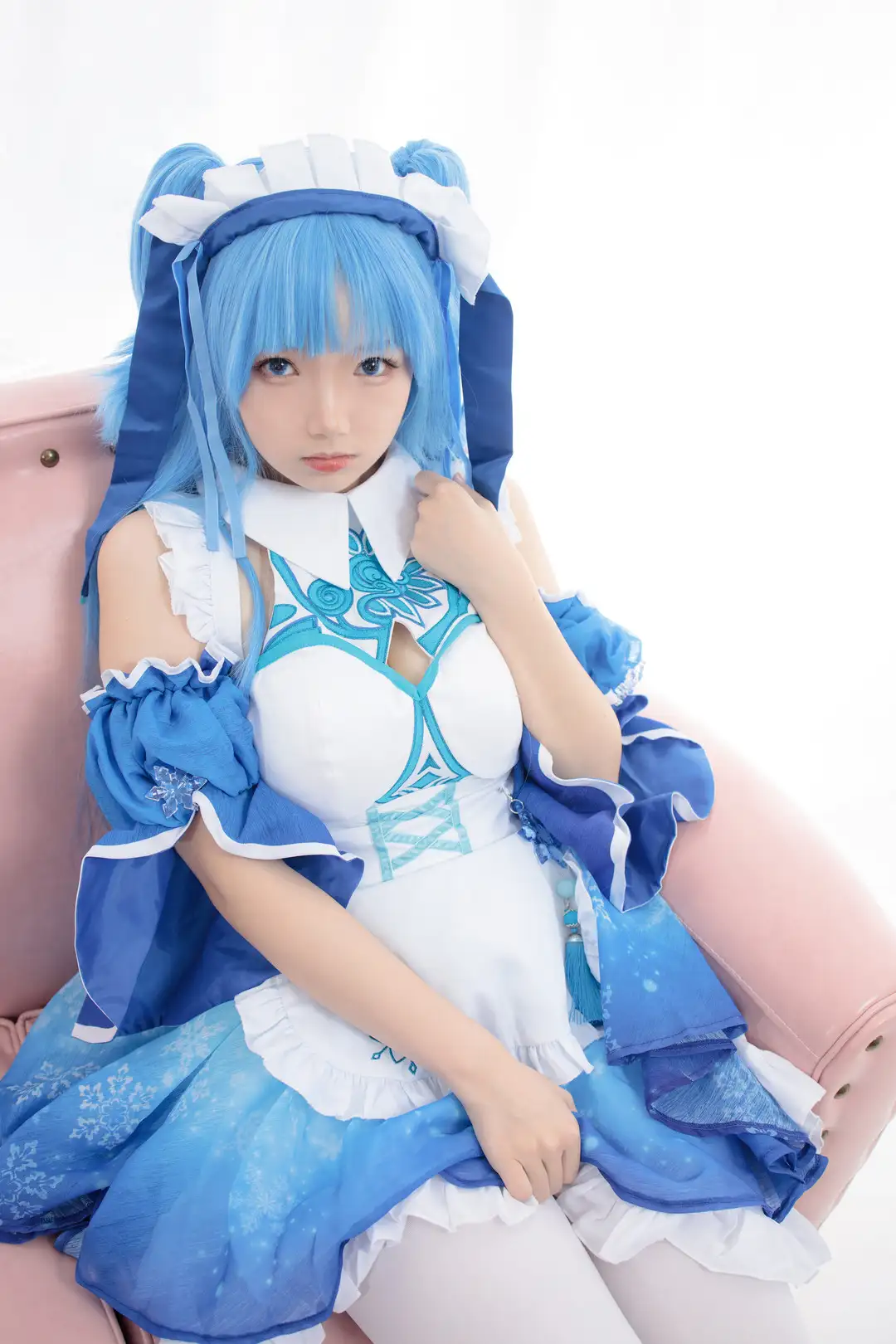 雪晴蓝白女仆裙坐姿 雪晴蓝白女仆裙坐姿