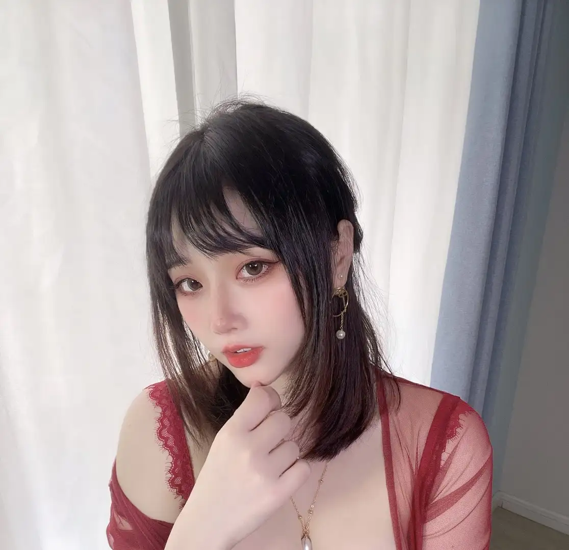 一只废喵黑色中长发红色蕾丝外搭窗帘前近景