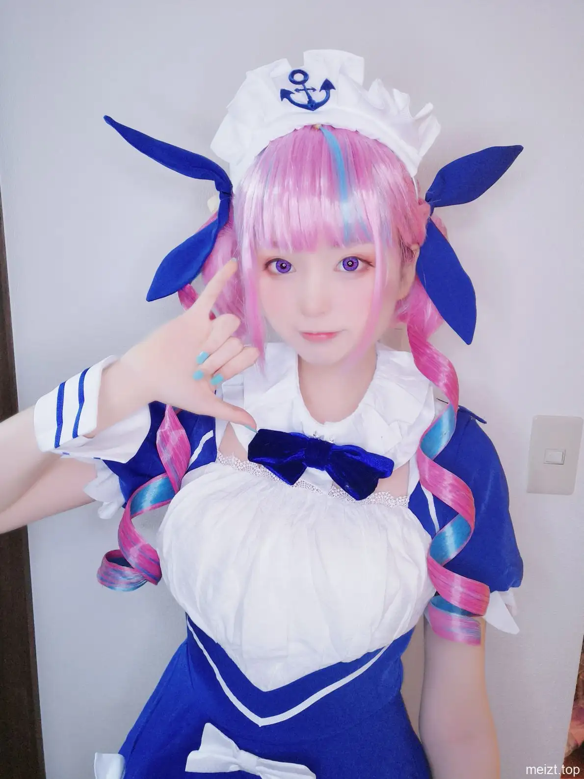 Yuki亭 粉色卷发、蓝白女仆服与帽饰,抬手半身 Yuki亭 粉色卷发、蓝白女仆服与帽饰,抬手半身