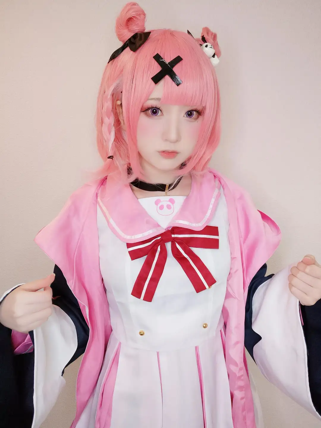 Yuki亭 粉色丸子发与粉白制服,浅色墙前半身 Yuki亭 粉色丸子发与粉白制服,浅色墙前半身