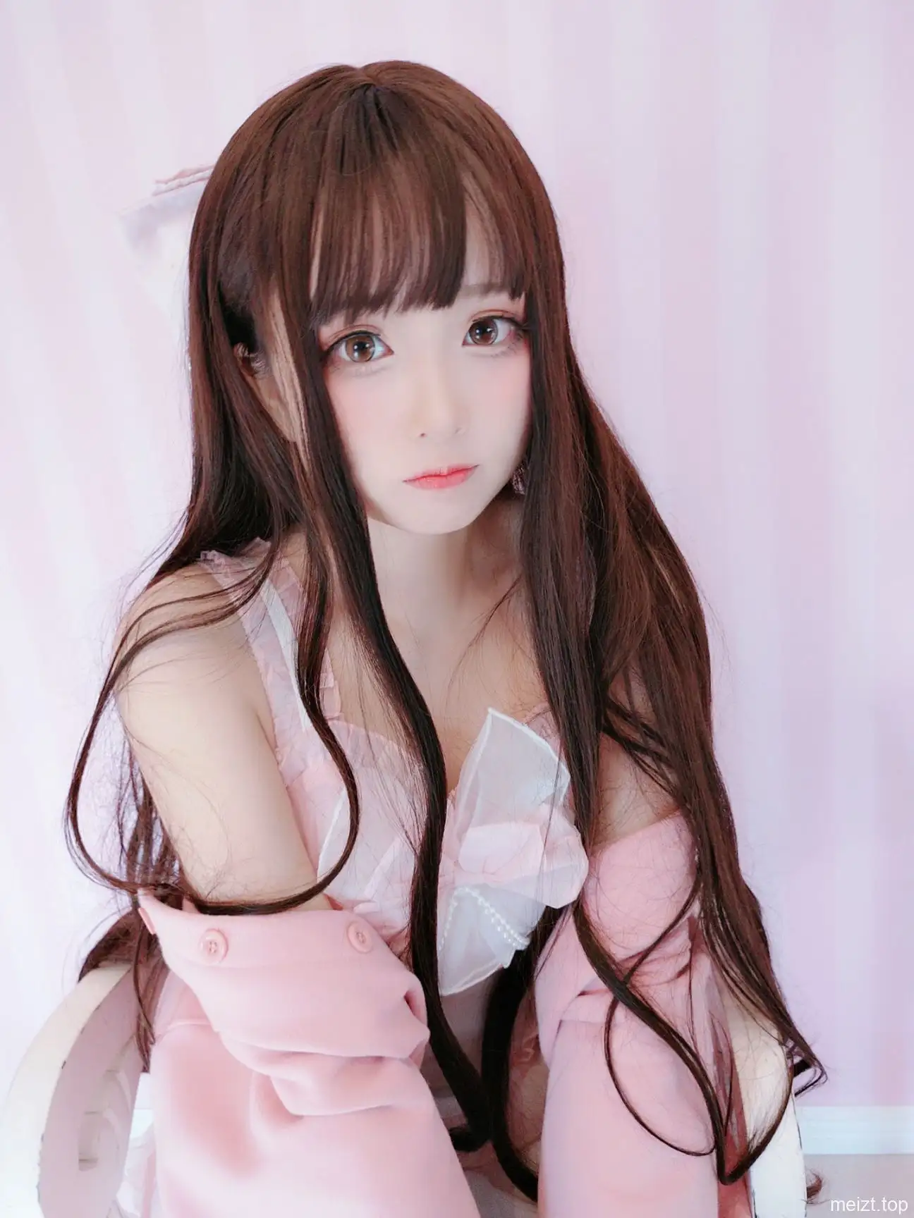 Yuki亭 棕色长发、粉色服饰与白蝴蝶结,半身肖像 Yuki亭 棕色长发、粉色服饰与白蝴蝶结,半身肖像