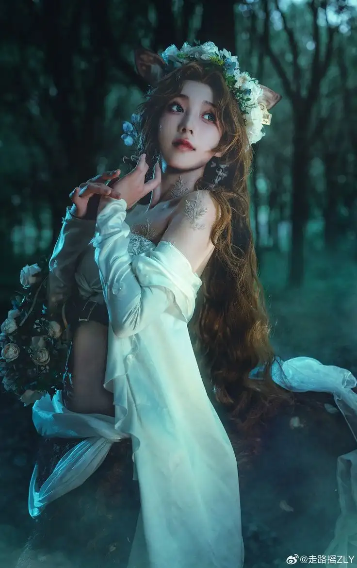 走路摇戴花冠与兽耳,穿浅色长袖角色服,在深色林间背景前抬手 走路摇戴花冠与兽耳,穿浅色长袖角色服,在深色林间背景前抬手