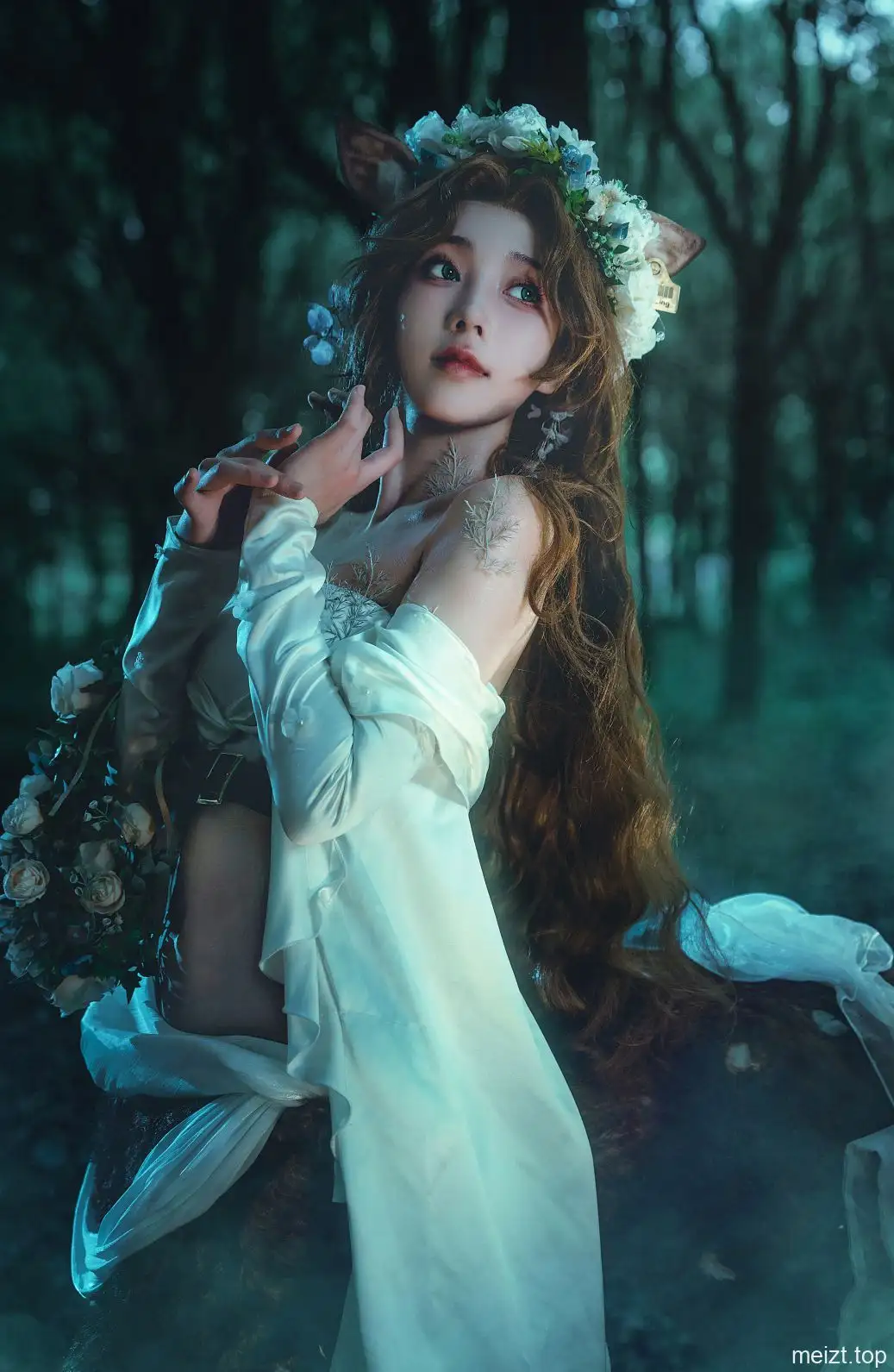走路摇花冠兽耳造型的较紧画幅,浅色袖口与手指靠近面部 走路摇花冠兽耳造型的较紧画幅,浅色袖口与手指靠近面部